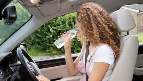 Plastikflasche im heißen Auto: Kann man das Wasser noch trinken?