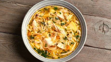 Sopa de fideos con pollo al pesto y limón, un plato reconfortante y lleno de sabor