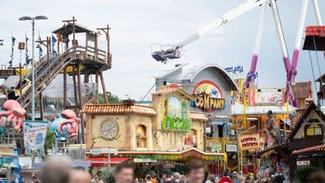 Cranger Kirmes: Teil von Fahrgeschäft löst sich – Frau im Krankenhaus
