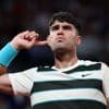 Titelverdediger Alcaraz voorkomt nachtwerk en haalt achtste finale Roland Garros