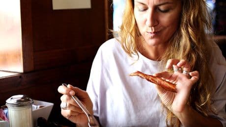 Skipping breakfast and eating dinner late linked to surprising bone health risk