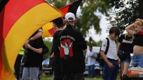 Rechtsradikale Jugendliche ziehen durch Berlin-Hellersdorf