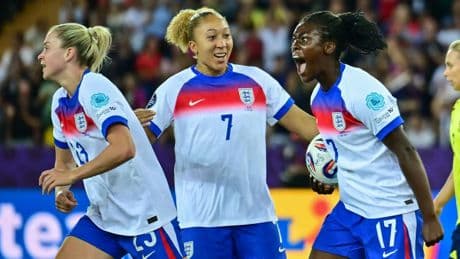 Verrücktes Elfmeterschießen: Titelverteidiger England weiter