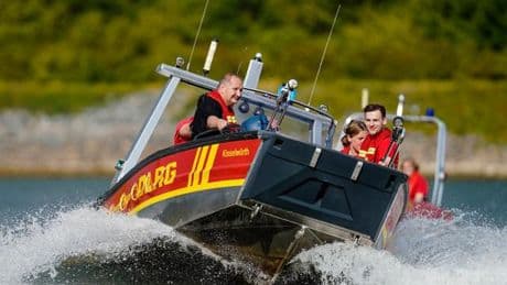 Schmöckwitz: Sportboot sinkt auf Langem See - vier Menschen retten sich
