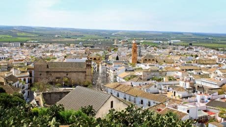 El encantador pueblo de Sevilla en el que se rueda el último proyecto de Bayona