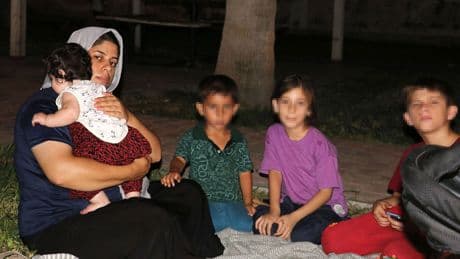 Yetkililere yardım çağrısı: Evini lağım suyu basan anne, 4 çocuğuyla sokakta kaldı