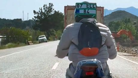 Motosikletten düşen plakayla yaptığı olay oldu! Kameraya yansıdı