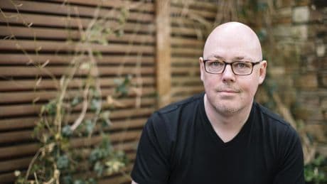 John Boyne enseña a esquivar a los trepas literarios: “Tienen ambición pero no talento”