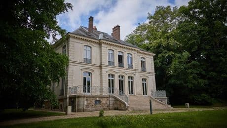 La « villa en dehors de Paris » de Karl Lagerfeld vendue aux enchères notariales