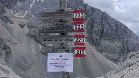 «Sono bloccato sulla Ferrata Berti, cadono sassi dall'alto»: escursionista ignora il divieto d'accesso al sentiero e si ritrova in mezzo alla frana