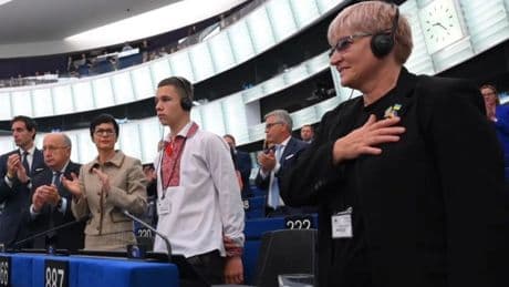 Von der Leyen invita a un niño secuestrado por Rusia al Parlamento para pedir el "retorno" de los menores