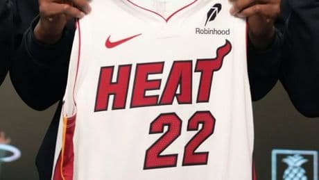 Un exempleado de los Miami Heat, acusado de robar más de 400 camisetas de partido