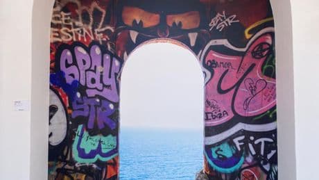 Cosa tiene insieme Belen, il sindaco di Capri, PippiCalzelunghe e Armani con Jumeirah CapriPalace?