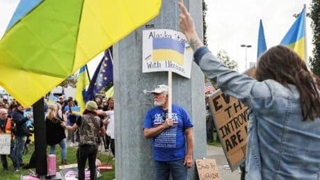 « Les présidents criminels ne sont pas bienvenus en Alaska » : avant la rencontre Trump-Poutine, des habitants fustigent la venue du président russe