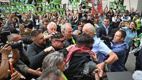 Rebelión cultural contra Starmer por incluir como organizaciones terroristas a activistas palestinos: "El carnaval de la distracción del Gobierno continúa"