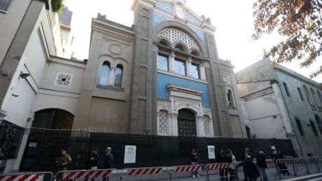 Giovani con la kippah rapinati e insultati con frasi antisemite: aggressione choc davanti alla sinagoga
