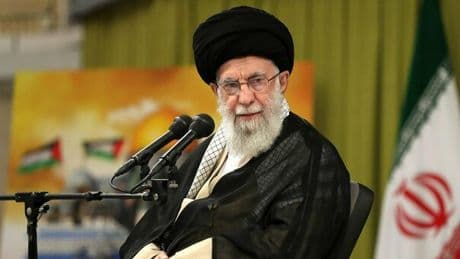 Khamenei nel mirino, il bunker sotto tiro (e ha perso i consiglieri): chi è la Guida Suprema dell'Iran e perché il figlio lotta per la successione