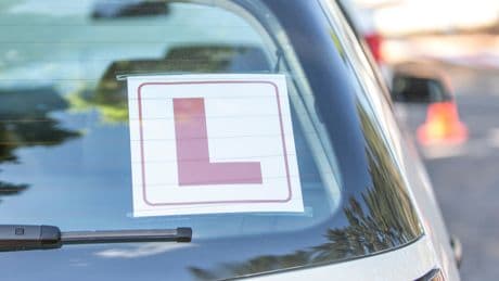 Man sieht es immer öfter im Verkehr: Dafür steht das "L"-Schild an der Heckscheibe