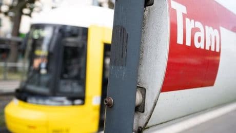 Junge (12) läuft auf Gleise und wird von Tram angefahren
