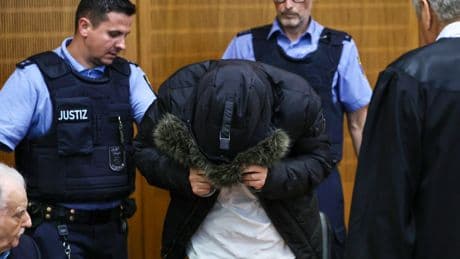 Alemania condena a cadena perpetua a un médico sirio por torturas a opositores durante el régimen de El Asad
