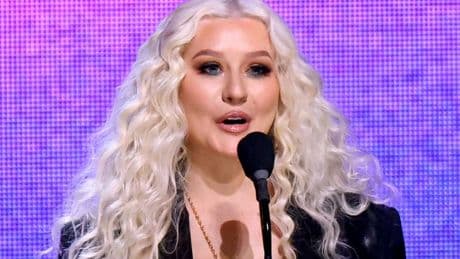 Christina Aguilera fans hardly recognise star as she debuts new look and 'ages backwards'