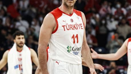Oğuz Savaş basketbolu bıraktı