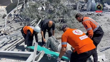 Ataques israelíes matan a dos trabajadores del Comité Internacional de la Cruz Roja y a un periodista en Jan Younis