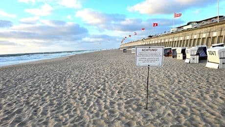 Warnschilder in Westerland - Wegen Behörden-Zoff – Sand-Alarm auf Sylt