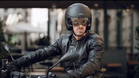 Airoh J110, il casco jet con la mentoniera «a scatto»