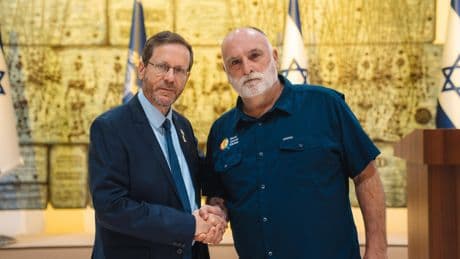 Críticas al chef José Andrés por reunirse con el presidente de Israel un año después del ataque que mató a siete cooperantes de su ONG