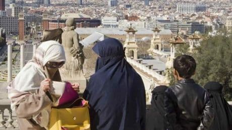 Feijóo, partidario de prohibir el burka y el niqab: qué son y en qué se diferencian del hiyab