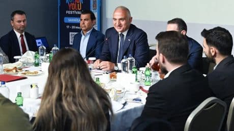 Bakan Ersoy’dan 2025 vizyonu: Hakkari’ye kayak merkezi geliyor, Gece müzeciliği genişliyor, halk plajları artıyor!