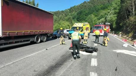 Solo el 25 % de los accidentes entre un coche y una moto son culpa del motorista, según la Fundación Línea Directa