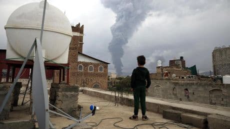 El ejército israelí bombardea la capital de Yemen y avanza en Ciudad de Gaza