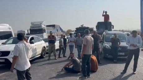 Suları kesilen çiftçilerden DEDAŞ protestosu: Antep-Urfa kara yolunu trafiğe kapattılar