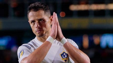 Chicharito pide perdón tras decir que "las mujeres no deben tener miedo a ser lideradas por un hombre"