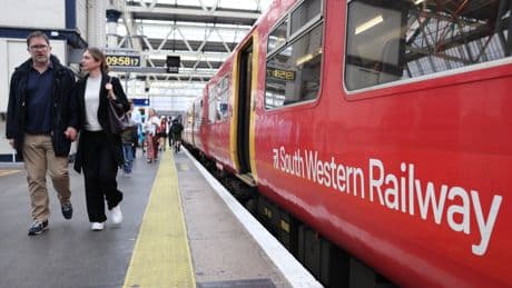 El Gobierno británico da el primer paso en su plan de renacionalización ferroviaria