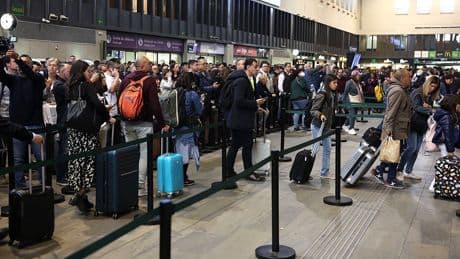 Más de 10.000 viajeros y decenas de trenes afectados por un robo de cable en la línea de AVE Madrid-Sevilla