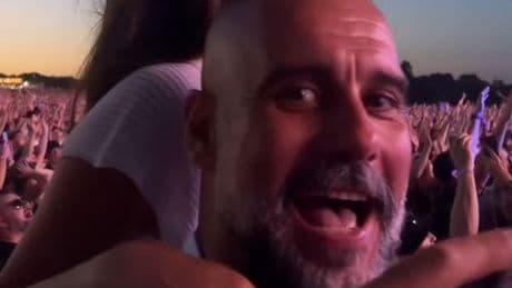 Aus voller Kehle! - So LAUT feiert Pep das Oasis-Comeback