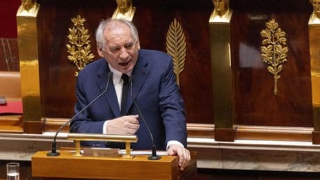 «Paralysie française», «hara-kiri politique», «chaos fiscal» : la presse internationale consternée après la chute de François Bayrou