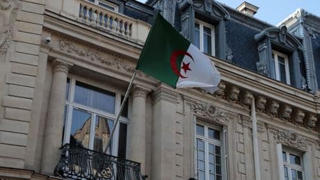 Crise France-Algérie : Alger expulse douze agents de l’ambassade de France