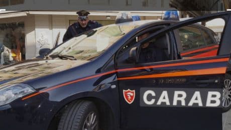Violenta due minorenni: prima le minaccia in ascensore, poi le costringe ad aprire casa e a bere alcolici. L'incubo, la fuga e l'arresto