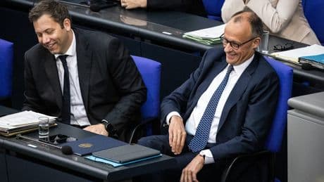 Tuschelthema im Bundestag - Warum trug Merz eine Schildkröten-Krawatte?