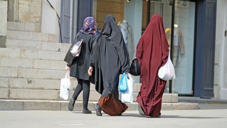 Le parti Renaissance souhaite interdire le voile pour les moins de 15 ans et prône «une deuxième loi séparatisme»