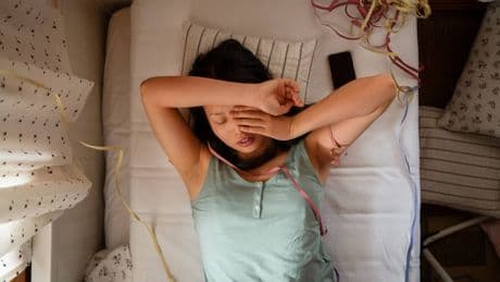 Dev Patel, doctor, para las noches calurosas de verano: "cuando estés usando un ventilador, en lugar de apuntarlo a tu cuerpo, colócalo de esta manera"