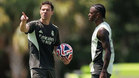 Las sensaciones de Xabi Alonso en su primer encuentro con Vinícius: &quot;Reconocí su forma de ser, tiene un gran corazón&quot;