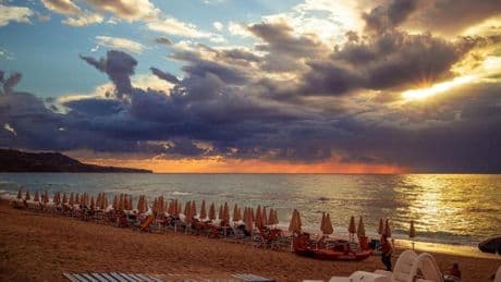 Turismo, sondaggio Izi: 11 milioni di italiani sono rimasti a casa per il caro vacanze