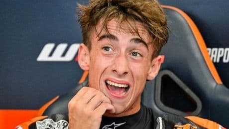 Un cámara en MotoGP se libra del impacto de la KTM de Pedro Acosta