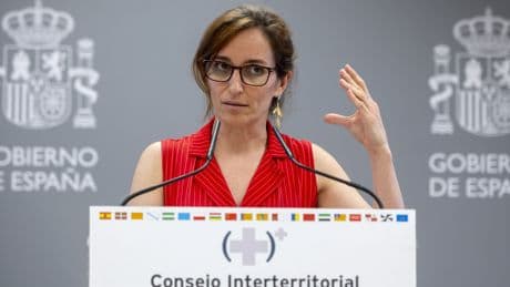 Mónica García calla ante el THC en gominolas y lanza una cruzada contra la vitamina D