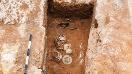 Abren una tumba romana y encuentran unos desconcertantes discos de bronce con grabados 3D de hace casi 2.000 años